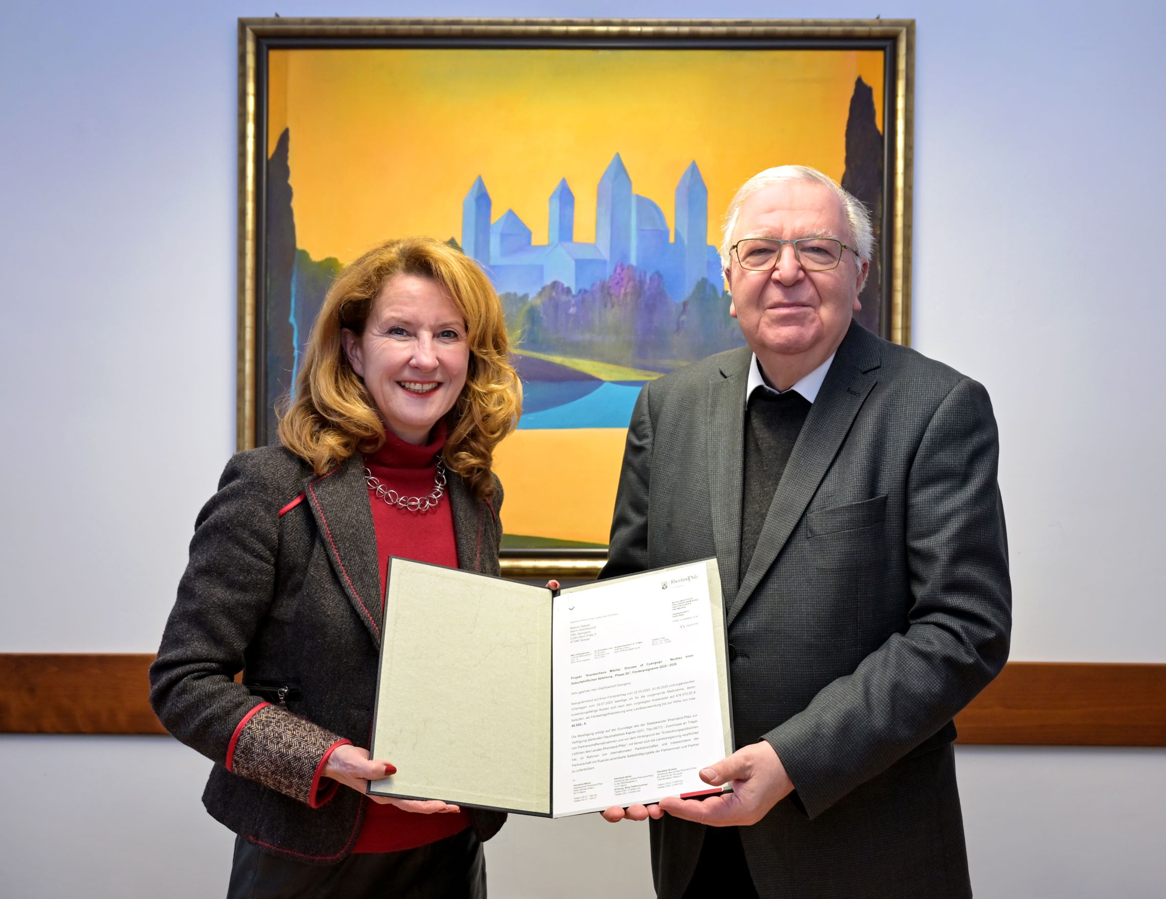 Staatssekretärin Heike Raab übergibt Förderbescheid an Weihbischof em. Otto Georgens